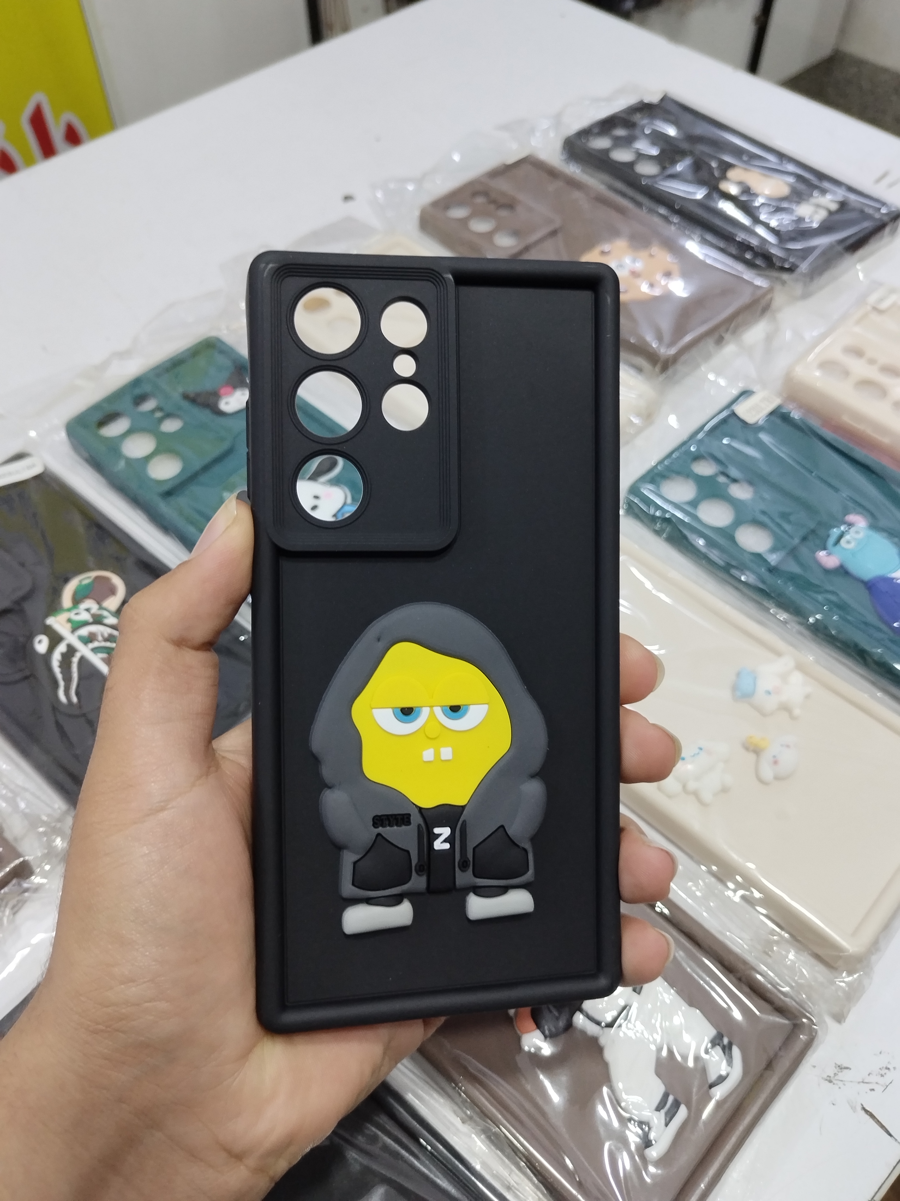 قاب گوشی Galaxy S23 Ultra سامسونگ طرح سیلیکونی Solid عروسکی فانتزی برجسته سه بعدی محافظ لنزدار طرح باب اسفنجی مشکی