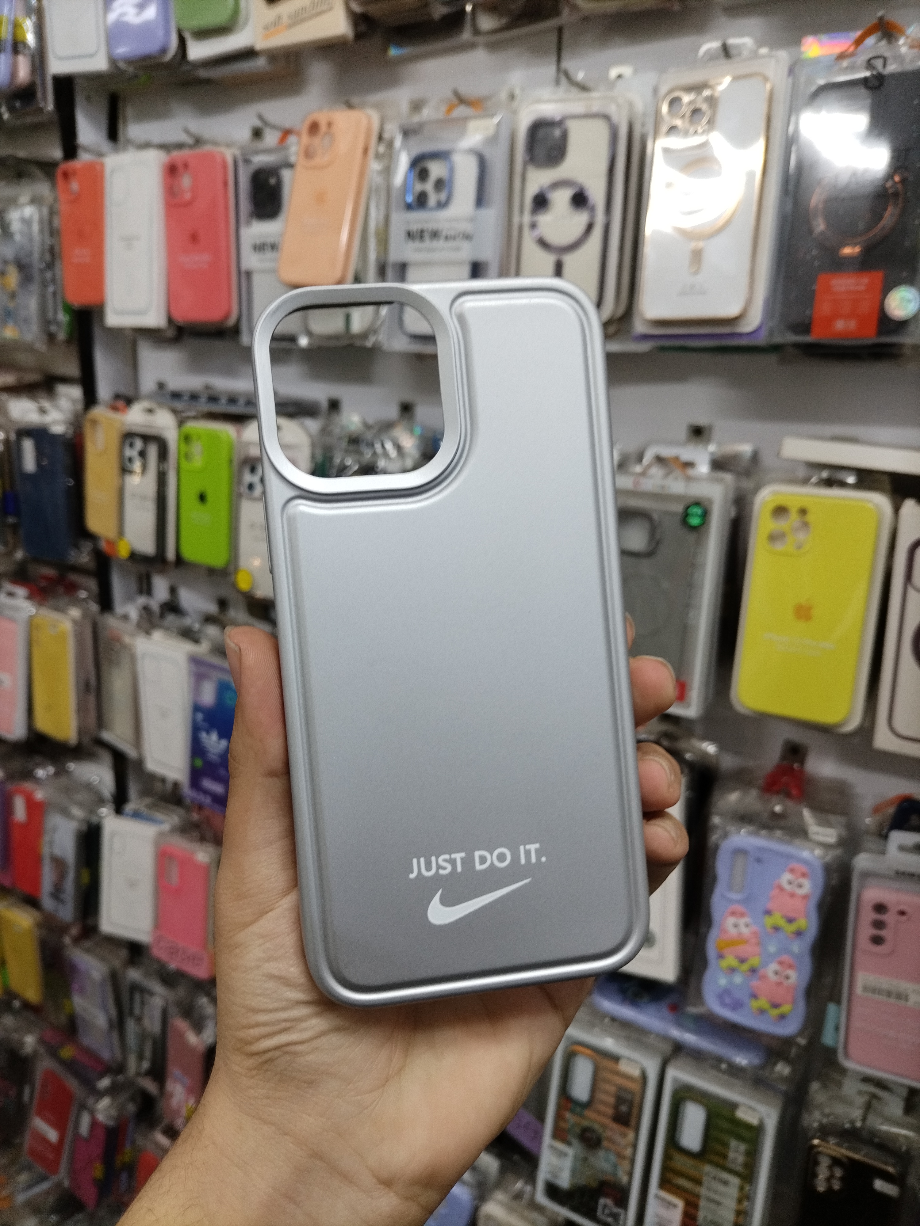 کاور گوشی اپل مدل iPhone 12 Pro Max طرح نایکی