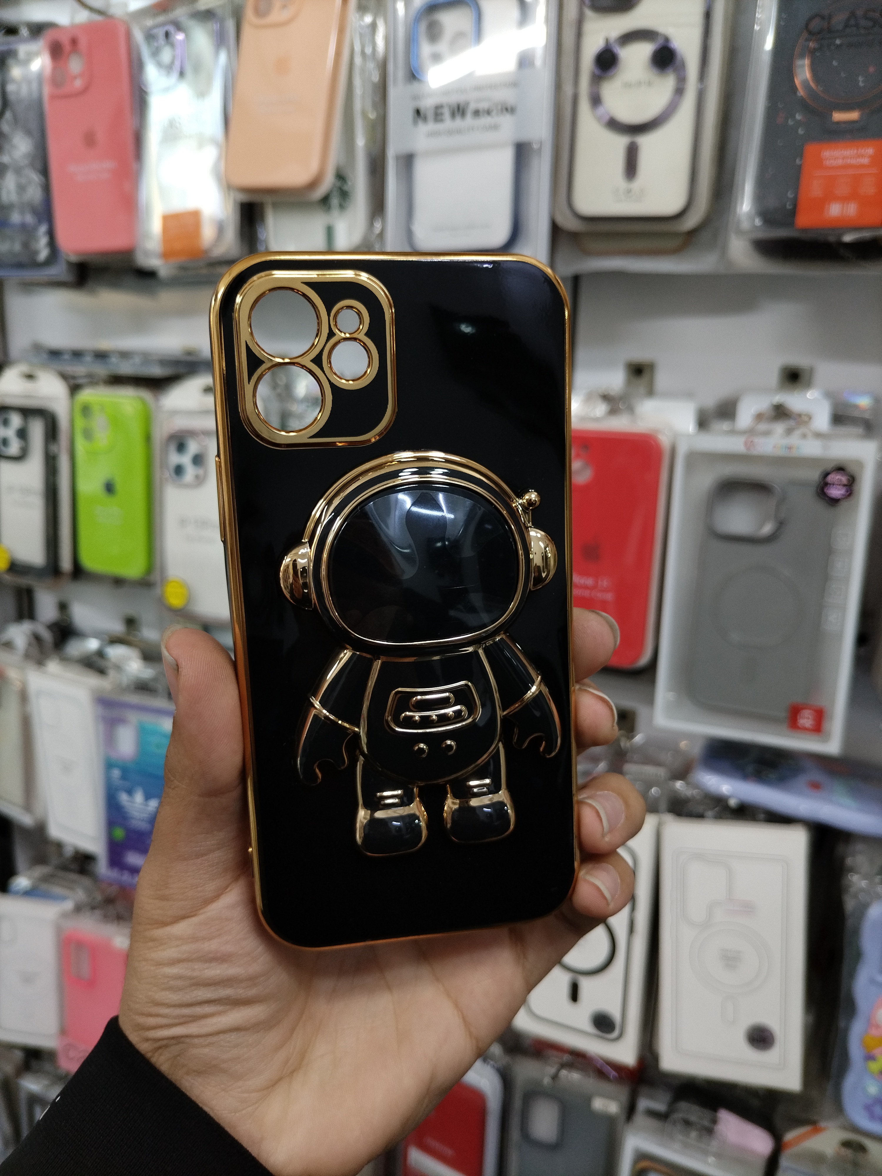 کاور گوشی اپل مدل iPhone 12 طرح فضانورد